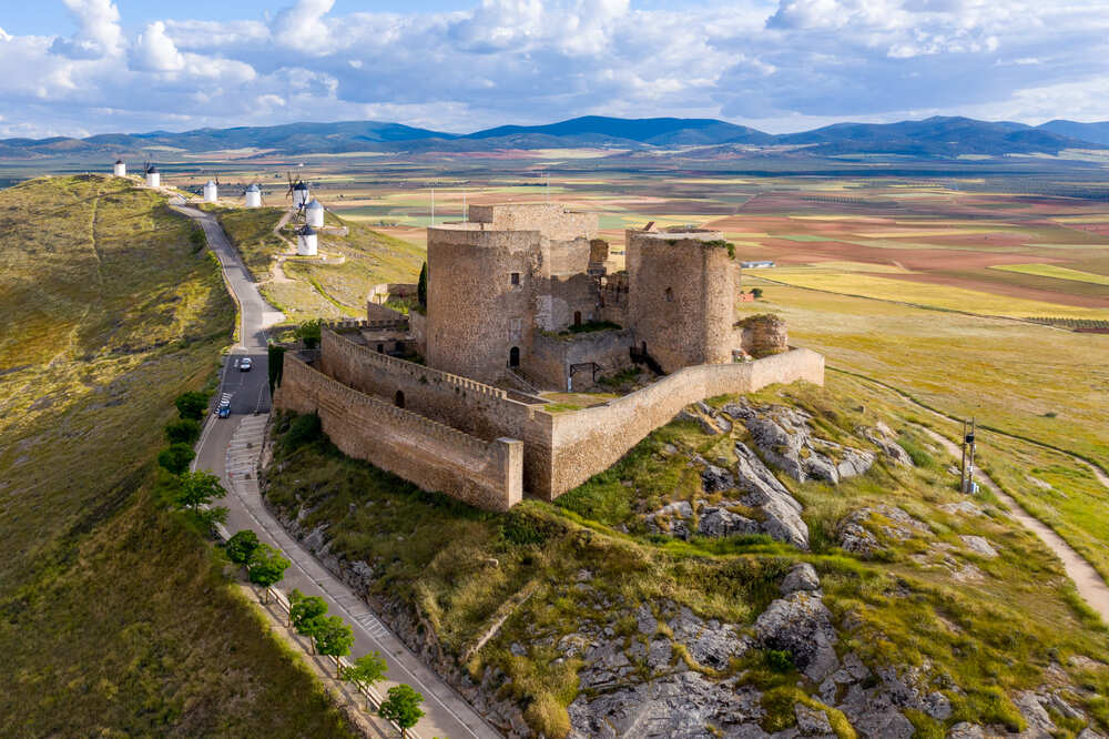 castillo de consuegra con los molinos de viento al fondo de la imagen