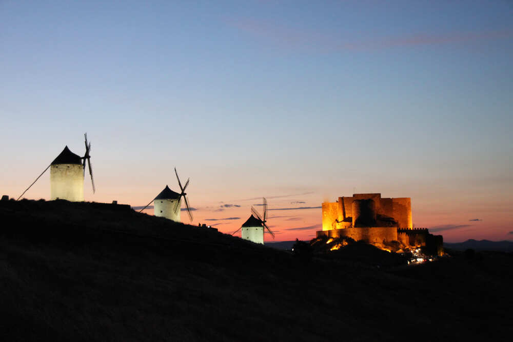 molinos de viento de consuegra con el castillo de consuegra de fondo