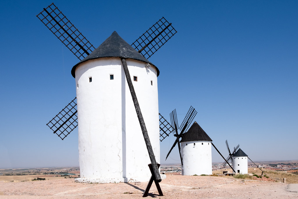 molinos de viento de consuegra con vistas desde atras